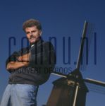 02-09-1989 Robert Long in Haarlem, by order of Telegraaf. September 02, 1989.

[keywords]Posed, Half Length, Smiling, Windmill[/keywords]